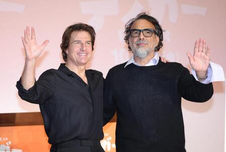 手を振るトム・クルーズ（左）とアレハンドロ・Ｇ・イニャリトゥ監督（撮影・棚橋慶太）