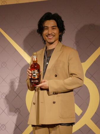 撮影に応じる中尾明慶＝都内