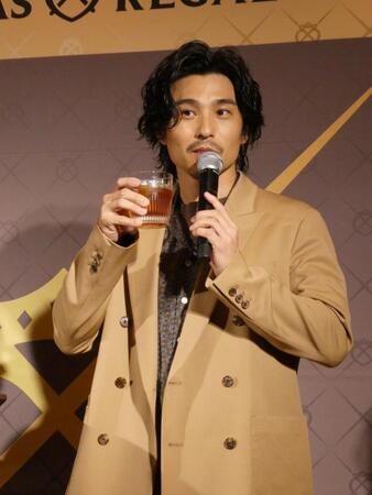 スペシャルカクテルを試飲する中尾明慶＝都内