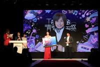 グランプリの特別メッセージを送るつんく♂（撮影・千葉大輝）