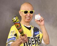 阪神の優勝を喜ぶサンプラザ中野くん＝東京・南青山のアミューズ（撮影・佐々木彰尚）
