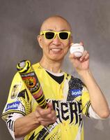阪神の優勝を喜ぶサンプラザ中野くん＝東京・南青山のアミューズ（撮影・佐々木彰尚）