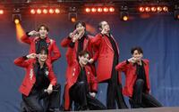 まさかのコーンローヘアで驚かせた青山隼（後列右）を筆頭とするＳＨＯＷ-ＷＡ