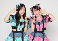ポーズをとるＳＫＥ４８の入内嶋涼（左）と大村杏（撮影・石井剣太郎）