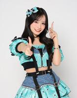 ポーズをとるＳＫＥ４８の入内嶋涼（撮影・石井剣太郎）