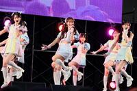 パフォーマンスで盛り上げるＡＫＢ４８の伊藤百花（中央）ら©ＡＫＢ４８