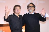 手を振るトム・クルーズ（左）とアレハンドロ・Ｇ・イニャリトゥ監督（撮影・棚橋慶太）