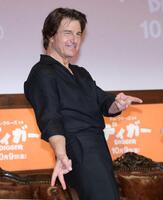 「ギャルピース」を披露するトム・クルーズ（撮影・棚橋慶太）