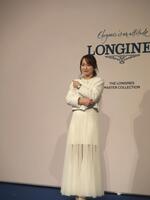オールホワイトの衣装で登場した川栄李奈