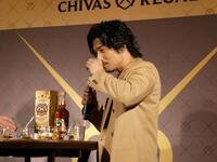 シーバスリーガルの香りを確かめる中尾明慶＝都内