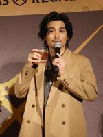 スペシャルカクテルを試飲する中尾明慶＝都内