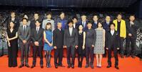 「踊る大捜査線」２０１２年　（前列左から）真矢みき、小栗旬、小泉孝太郎、内田有紀、柳葉敏郎、織田裕二、深津絵里、ユースケ・サンタマリア、水野美紀、筧利夫（後列左から）滝藤賢一、川野直輝、遠山俊也、甲本雅裕、佐戸井けん太、伊藤淳史、小野武彦、北村総一朗、斉藤暁、君塚良一氏、本広克幸監督
