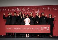 笑顔で手を振る（左から）坂東龍汰、竹野内豊、役所広司、二階堂ふみ、小八重葵美、岡田准一、吉田羊、原摩利彦、西川美和監督＝新宿ピカデリー（撮影・金田祐二）