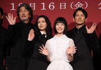 笑顔で手を振る（左から）役所広司、二階堂ふみ、小八重葵美、岡田准一＝新宿ピカデリー（撮影・金田祐二）