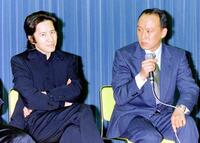 「古畑任三郎」での田村正和さん（左）と名コンビを組んだ西村まさ彦＝１９９８年