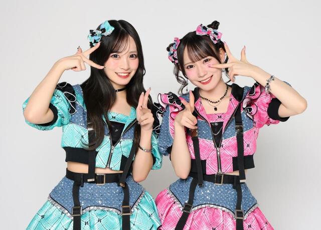 ポーズをとるＳＫＥ４８の入内嶋涼（左）と大村杏（撮影・石井剣太郎）