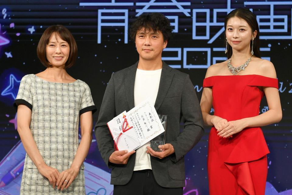 プレゼンターとして登壇した牧野真莉愛（右）とつんく♂の奥様、加奈子氏（左）＝撮影・千葉大輝