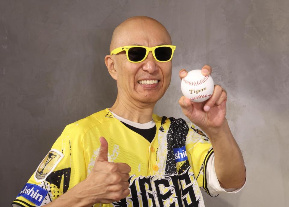 阪神の優勝を喜ぶサンプラザ中野くん＝東京・南青山のアミューズ（撮影・佐々木彰尚）