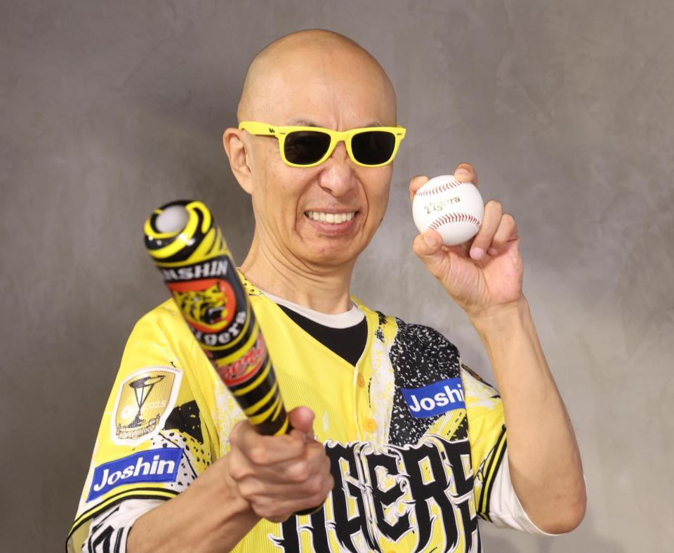 阪神の優勝を喜ぶサンプラザ中野くん＝東京・南青山のアミューズ（撮影・佐々木彰尚）