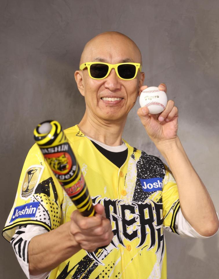 阪神の優勝を喜ぶサンプラザ中野くん＝東京・南青山のアミューズ（撮影・佐々木彰尚）