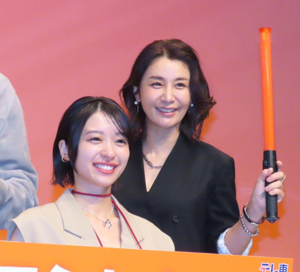 会見に出席した鳴海唯（左）と鈴木紗理奈