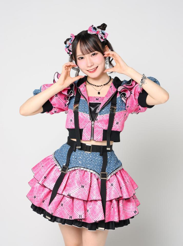 ポーズをとるＳＫＥ４８の大村杏（撮影・石井剣太郎）