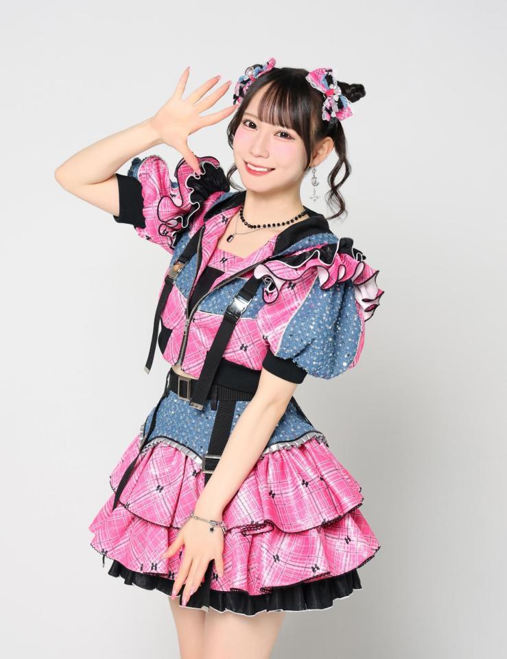 ポーズをとるＳＫＥ４８の大村杏（撮影・石井剣太郎）