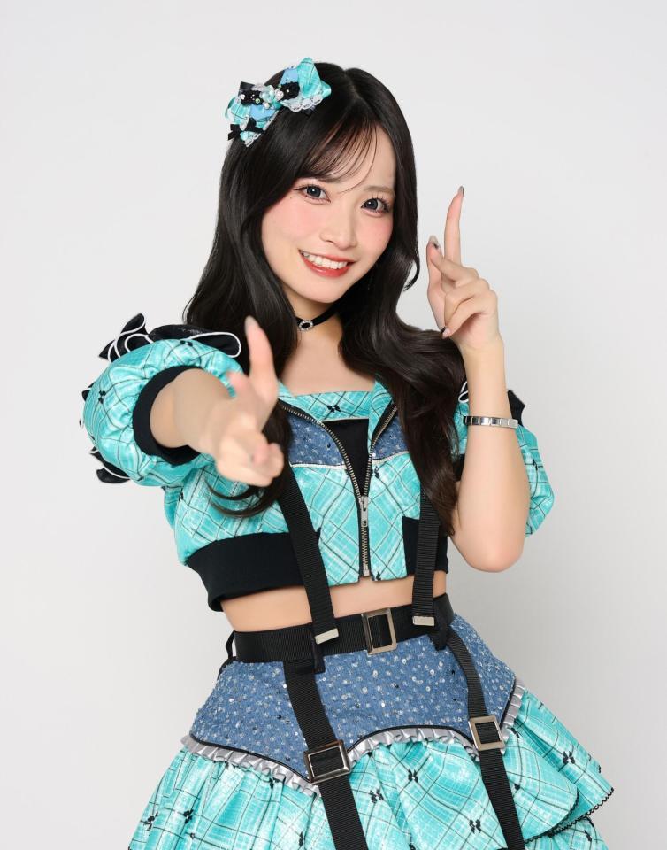 ポーズをとるＳＫＥ４８の入内嶋涼（撮影・石井剣太郎）