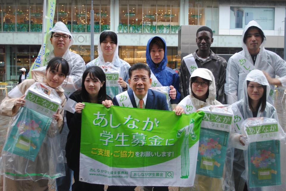 募金を呼びかけた西川きよし（前列中央）と学生ら