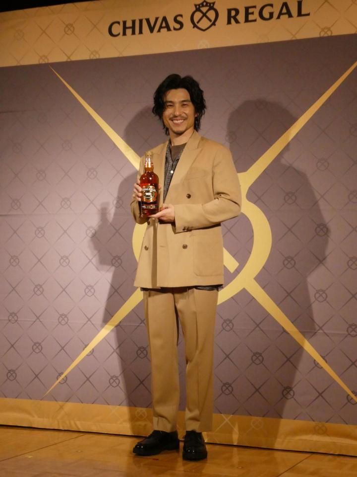 撮影に応じる中尾明慶＝都内