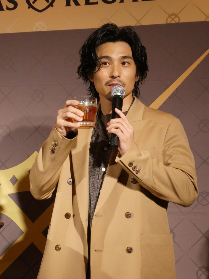スペシャルカクテルを試飲する中尾明慶＝都内