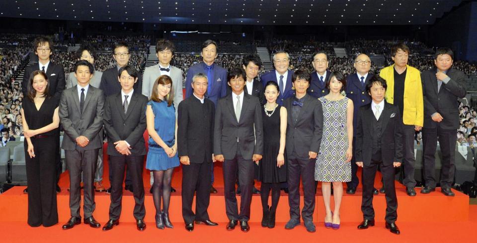 「踊る大捜査線」２０１２年　（前列左から）真矢みき、小栗旬、小泉孝太郎、内田有紀、柳葉敏郎、織田裕二、深津絵里、ユースケ・サンタマリア、水野美紀、筧利夫（後列左から）滝藤賢一、川野直輝、遠山俊也、甲本雅裕、佐戸井けん太、伊藤淳史、小野武彦、北村総一朗、斉藤暁、君塚良一氏、本広克幸監督