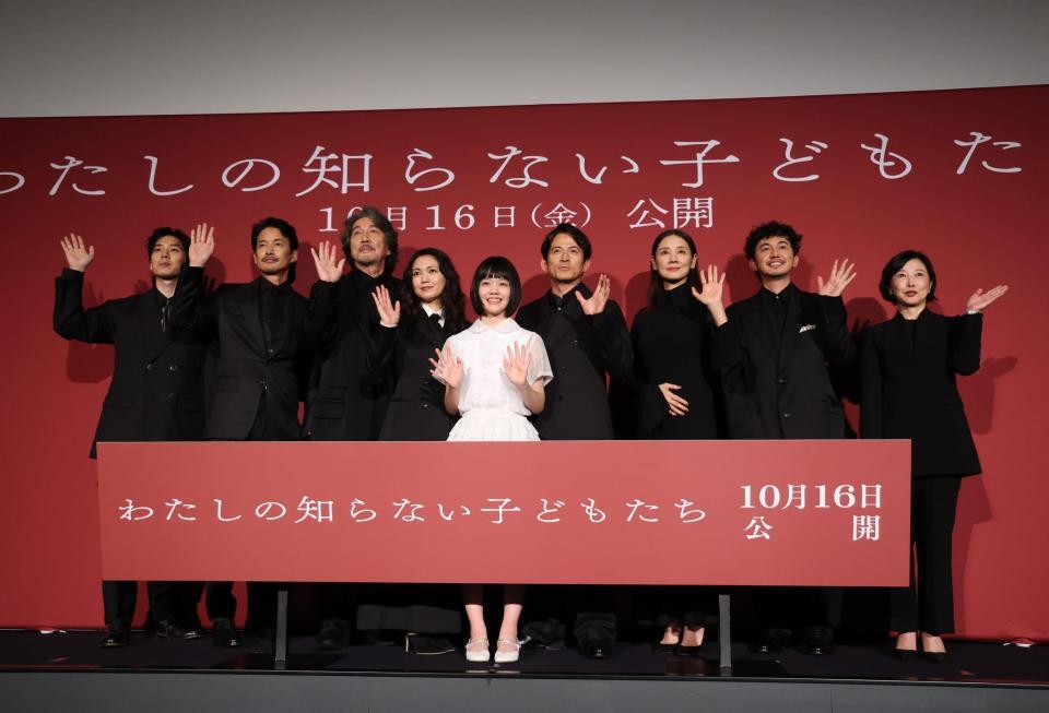 笑顔で手を振る（左から）坂東龍汰、竹野内豊、役所広司、二階堂ふみ、小八重葵美、岡田准一、吉田羊、原摩利彦、西川美和監督＝新宿ピカデリー（撮影・金田祐二）