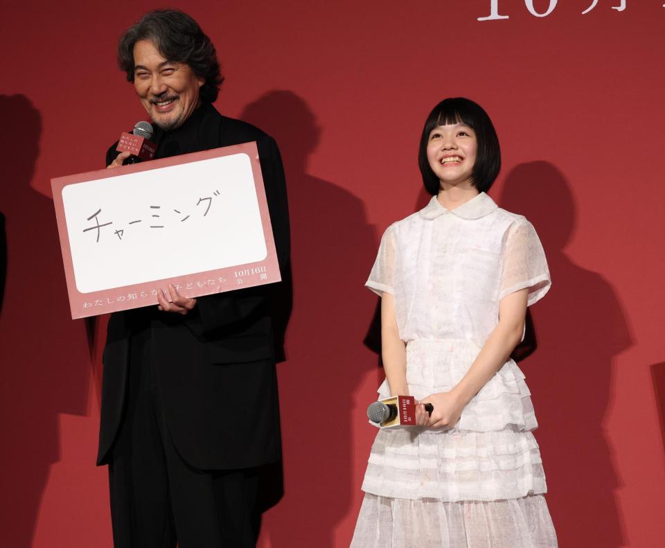 役所広司と笑顔の小八重葵美＝新宿ピカデリー（撮影・金田祐二）