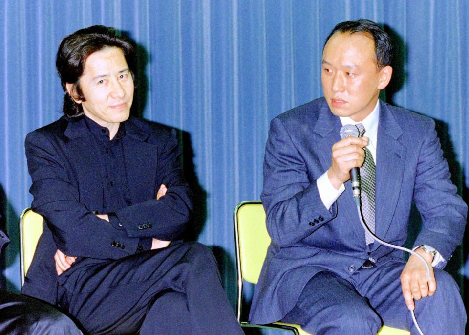 「古畑任三郎」での田村正和さん（左）と名コンビを組んだ西村まさ彦＝１９９８年