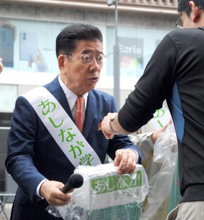 募金活動をする西川きよし　