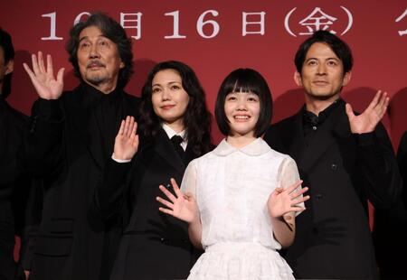 笑顔で手を振る（左から）役所広司、二階堂ふみ、小八重葵美、岡田准一＝新宿ピカデリー（撮影・金田祐二）