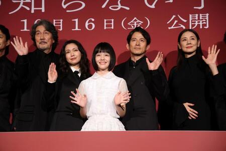 笑顔で手を振る（左から）役所広司、二階堂ふみ、小八重葵美、岡田准一、吉田羊＝新宿ピカデリー（撮影・金田祐二）