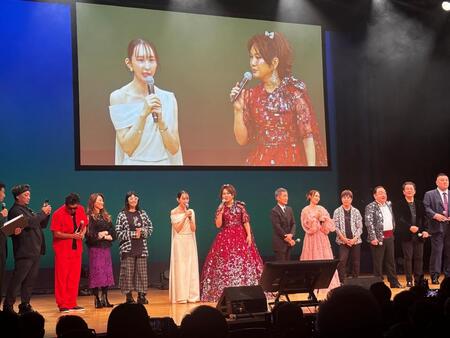 ゲスト出演したメンバーら。モニター左は妻でインフルエンサーのやしきさくらさん