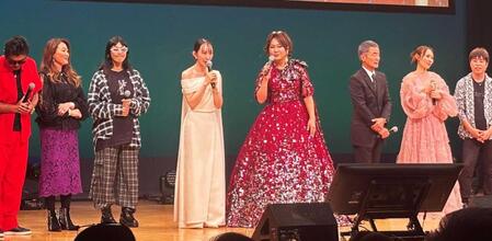 妻でインフルエンサーのやしきさくらさん（左）ら出演したメンバー