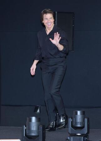 手を振るトム・クルーズ＝東京・ＴＯＨＯシネマズ六本木ヒルズ（撮影・棚橋慶太）