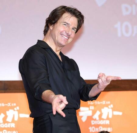 “ギャルピース”を披露するトム・クルーズ（撮影・棚橋慶太）