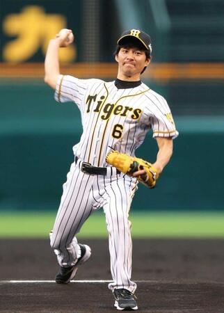 ２０１８年９月に甲子園でファーストピッチセレモニーを行った渡部建　