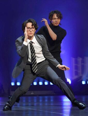 ダンスを披露する川島如恵留（左）と上田竜也（撮影・佐々木彰尚）　