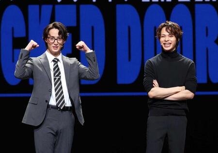 笑顔を見せる川島如恵留（左）と上田竜也（撮影・佐々木彰尚）　