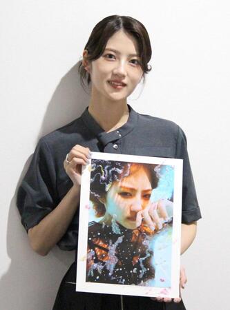 デビュー１５周年を記念した作品展を開催している若月佑美