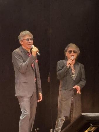 サプライズ登場した伊原剛志（左）とＴ-ＢＯＬＡＮの森友嵐士＝５日
