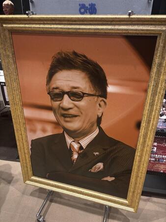 会場に設置されたやしきたかじんさんの写真＝５日