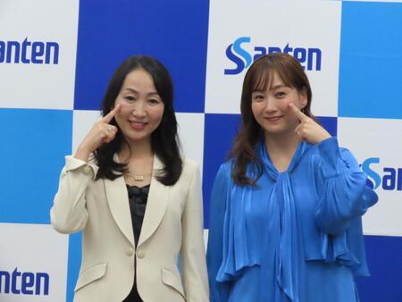 目の近視予防イベントに出席した藤本美貴（右）と東邦大学医学部の松村沙衣子准教授