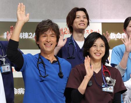 制作発表で手を振る江口洋介（左）と松嶋菜々子＝東京・台場のフジテレビ湾岸スタジオ（撮影・西岡正）